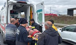 Araç aydınlatma direğine çarptı: Yaralılar var