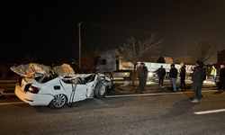 Park halindeki tıra çarpan otomobilde 2 kişi yaralandı