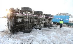 Yük treninin çarptığı kamyonun sürücüsü öldü