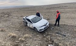 Kamyonla çarpışan otomobil şarampole devrildi