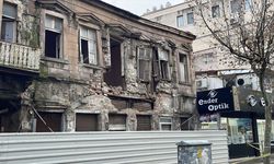 Yağış asırlık binada hasara neden oldu