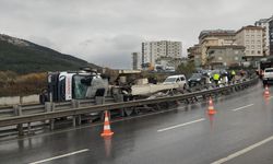 Yola devrilen beton pompası ulaşımı aksattı