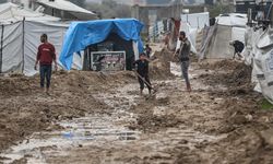 Gazze'de Filistinlilerin çadırları sular altında kaldı!