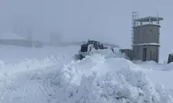 Şırnak’ta kar yağışı köy yollarını kapattı