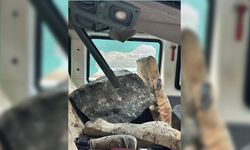 Minibüsün tavanına kaya parçaları düştü