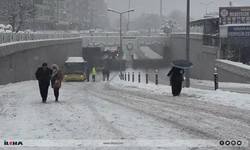 Rampayı aşamayan belediye otobüsleri vatandaşları yol ortasında indirdi