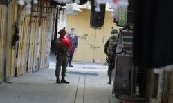 Batı Şeria'da gaspçı işgalciler Filistinli sivillere saldırıda bulunuyor