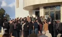 Bankalardan nakit paralar kayboldu, halk sokağa çıktı