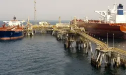 İran Basra Körfezi'nde bir petrol tankerine el koydu