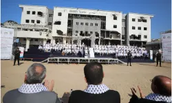 Enkazın ortasında mezuniyet: Doktorlara diploma töreni