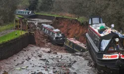 Dev obruk tekneleri yuttu!