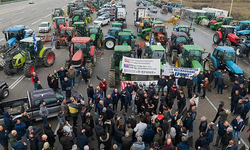 Yunanistan’da çiftçiler traktörlerle yolları kapattı