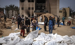 Gazze'de bir evin enkazından 25 şehidin cenazesi çıkarıldı