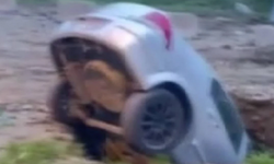 Otomobil durduk yere toprağa gömüldü! Uzmanlar sebebini tehmin etti