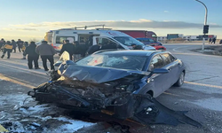 Öğrenci servisi ile otomobil çarpıştı: 18 yaralı