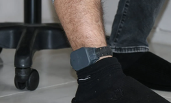 Evinin önünde bekleyen kadını minibüsle çarparak yaralayan sürücüye ev hapsi