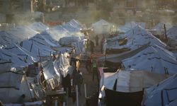 Gazze'de şiddetli yağış nedeniyle hasarlı evin duvarı çöktü!