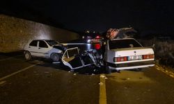 İki otomobil kafa kafaya çarpıştı: 2'si ağır 4 yaralı var