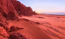 İran'ın plajı neden kırmızı renge büründü?