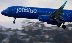 Yolcu uçağı ile ABD savaş uçağı burun buruna geldi