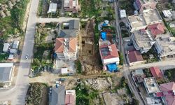 Depremin yıktığı binanın altından tarihi eser  fışkırdı