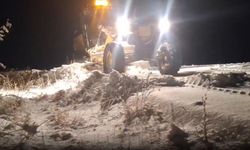 Kars'ta karda mahsur kalan araçlar kurtarıldı