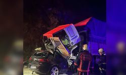 Tır ile otomobil çarpıştı: 3 ölü