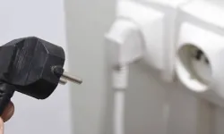 Uzmanlar Şimşekli Havada Fişten Çekilmesi Gereken Cihazları Açıkladı!