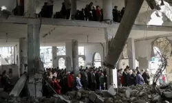 Cuma namazını Selahaddin Camii’nin enkazında kıldılar!