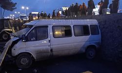 Servis minibüsüyle otomobil çarpıştı: 1 ölü