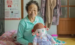 Hızla yaşlanan  nüfusa çözüm: Robot torun