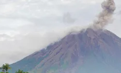 Semeru Yanardağı yeniden faaliyete geçti!