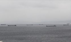 Fırtınadan kaçan yük gemileri Sinop doğal limanına sığındı