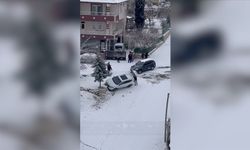 Malatya'da buzlu yolda kayarak çarpışan otomobil anı kaydedildi