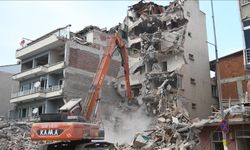 Sındırgı'da 18 ağır hasarlı bina yıkıldı