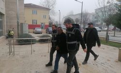 Bir kişiyi evinin önünde silahla öldüren zanlı tutuklandı