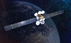 Uydu yörüngede patladı: Dünya'ya düşecek
