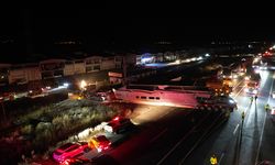 Gemi yüklü tır dorsesi kara yoluna oturdu!