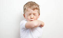 Çocuklarda geçmeyen öksürüğün nedeni tehlikeli bir sebep olabilir!