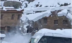 Bitlis’te çatıda biriken kar kütleleri iş makinesinin üzerine düştü