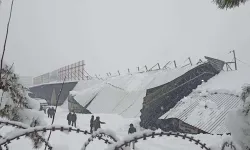 Diyarbakır'da yoğun kar etkili oldu: Çatılar araçların üzerine çöktü