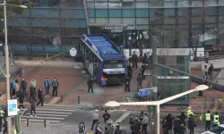 Belediye otobüsü bankaya daldı!