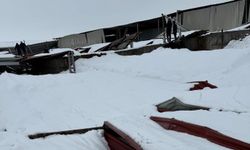 Karın ağırlığına dayanamayan çatılar çöktü: Biçerdöverler hasar gördü