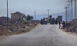 22 araçla Suriye'ye baskın düzenledi: 3 kişiyi alıkoydu