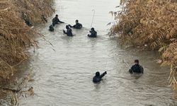 Sulama kanalına düşen otomobilin sürücüsü 4 gündür aranıyor!