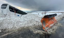 Van'da otobüs yoldan çıktı yolcular yaralandı