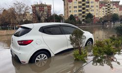 Fırtına ve yağmur hayatı felç etti