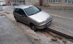 Kütahya’da sel: Araçlar çukurlara düştü!