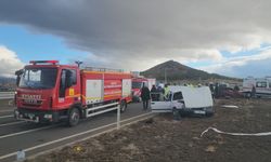 İki otomobil çarpıştı: Ölü ve yaralı var