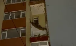 6 katlı binanın 2 balkonu çöktü